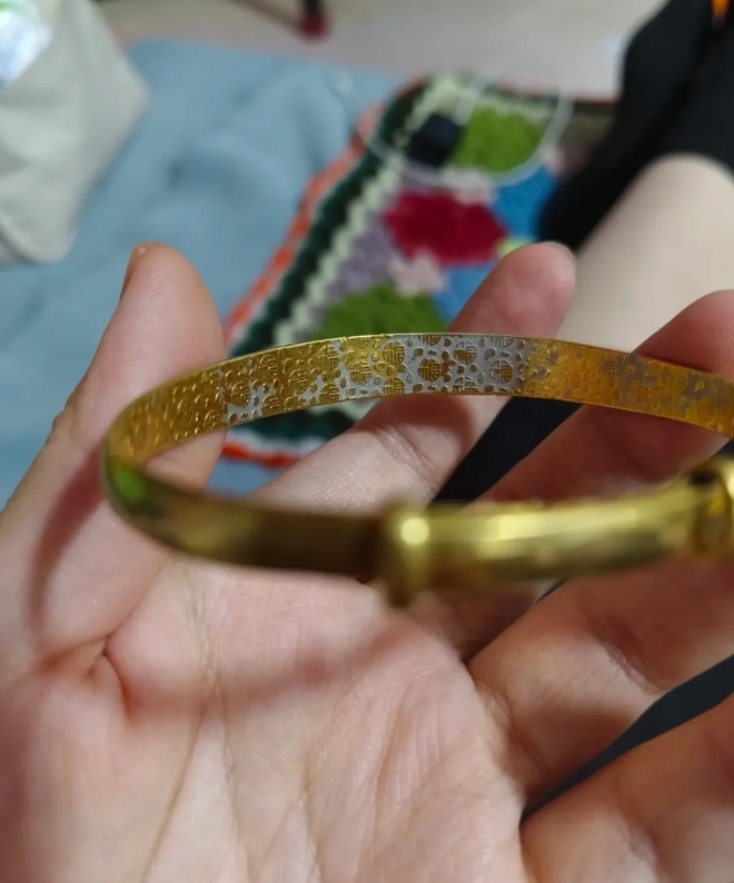 友友们来帮个忙！是不是被骗了

这只镯子有段故事
最开始是朋友欠我钱 
几年还不