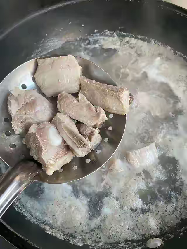 排骨焯水是每家人都会干的事情吧？嫁到我们这边一个外地大姐，她今天刚好看到我在把排
