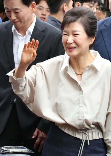 韩国最优秀的总统当属前前总统朴槿惠，因为她的执政宣言是：愿意嫁给韩国为人民服务的
