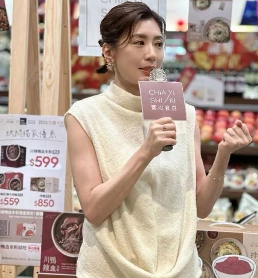 贾静雯早年凭借多部经典影视作品走红，成为一代人心中的女神。如今50岁的她状态依旧