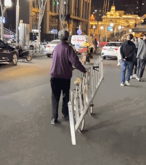 大妈今天捡到一块，明天再捡到一块，用不了两周，小菜园的围栏就够了。
有人说，马路