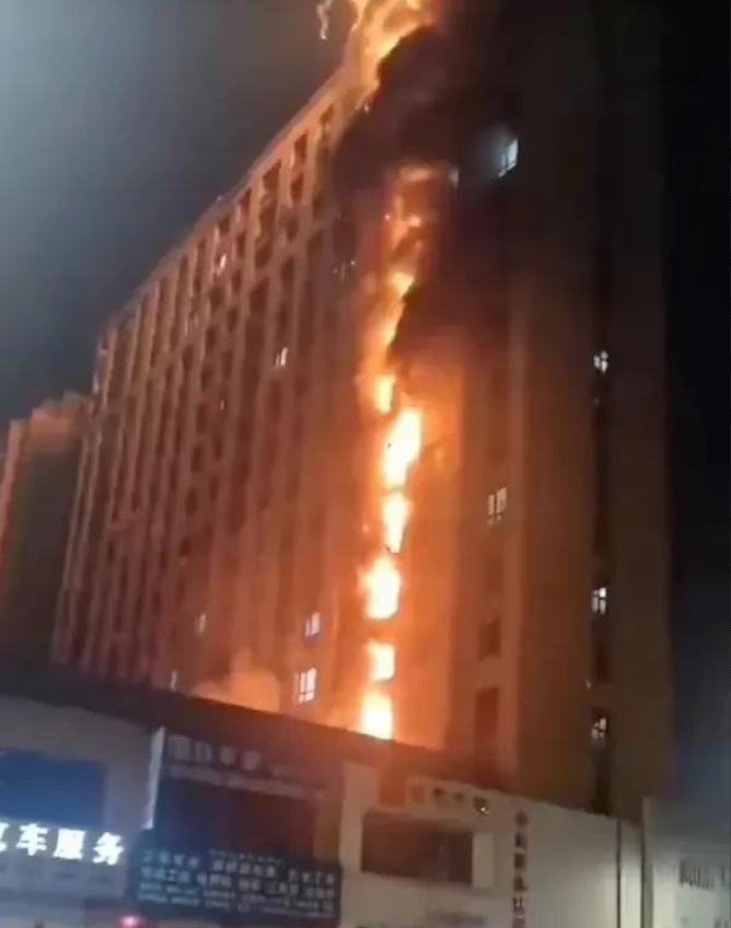 南京火灾发生以后，问了一下家里当消防员的哥哥建议是：其实真要着火了往楼下跑不安全