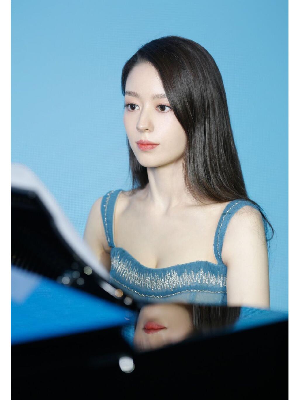 吉娜弹琴秀才华蓝色流沙裙展仙女气质