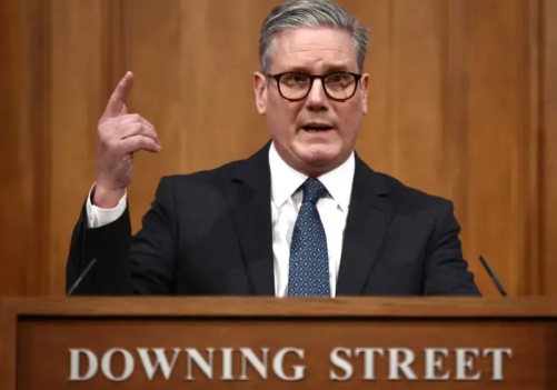 看看英国首相“斯塔默”有多硬气！
     斯塔默一上台就组建反对派，并率先发声