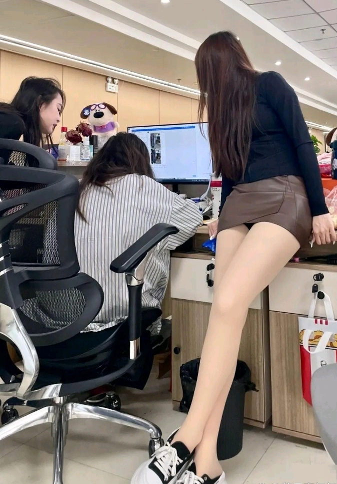新来的实习小姑娘，腿是真的长