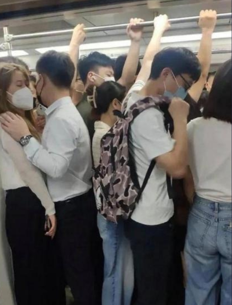 哇！地铁人超多，好不容易挤进去。未来几年都这趟，头疼！家人们，给点建议，如何摆脱