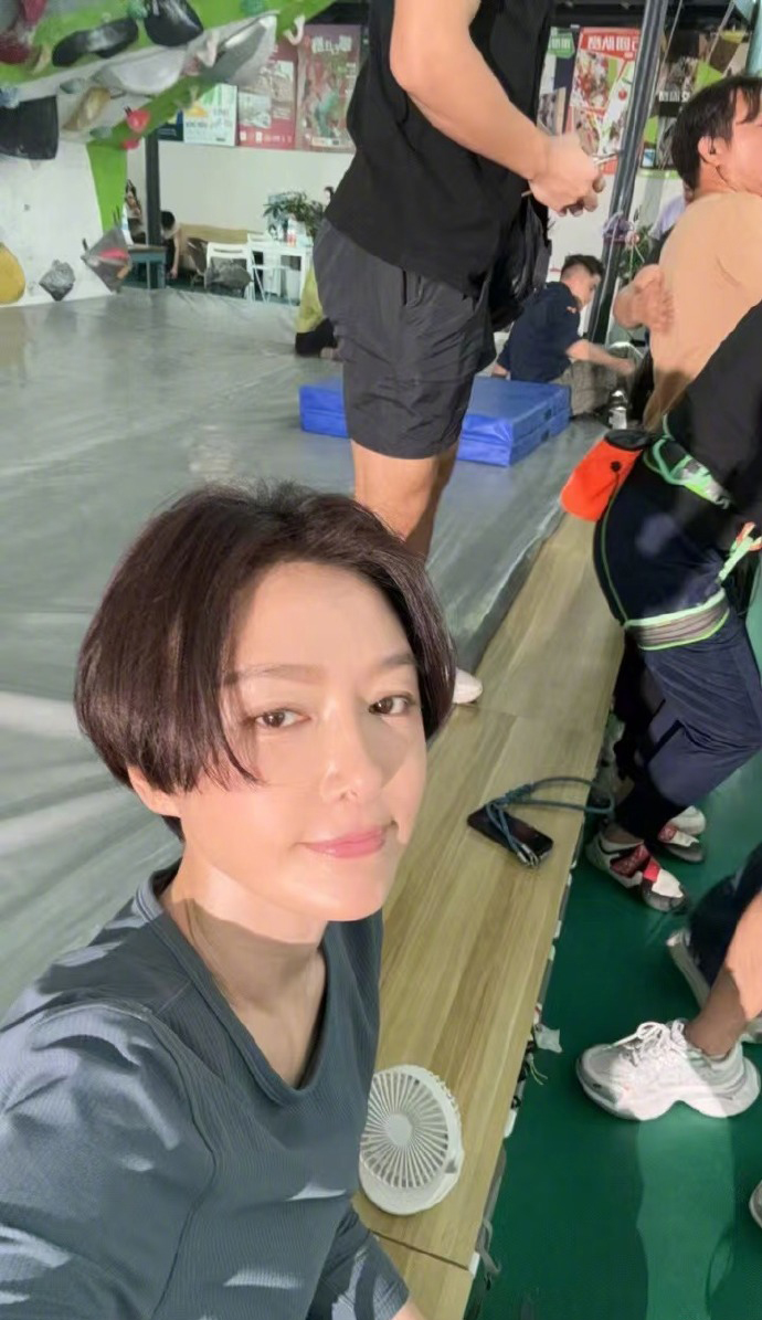 秦岚久违发自拍，剪短发干练帅气。