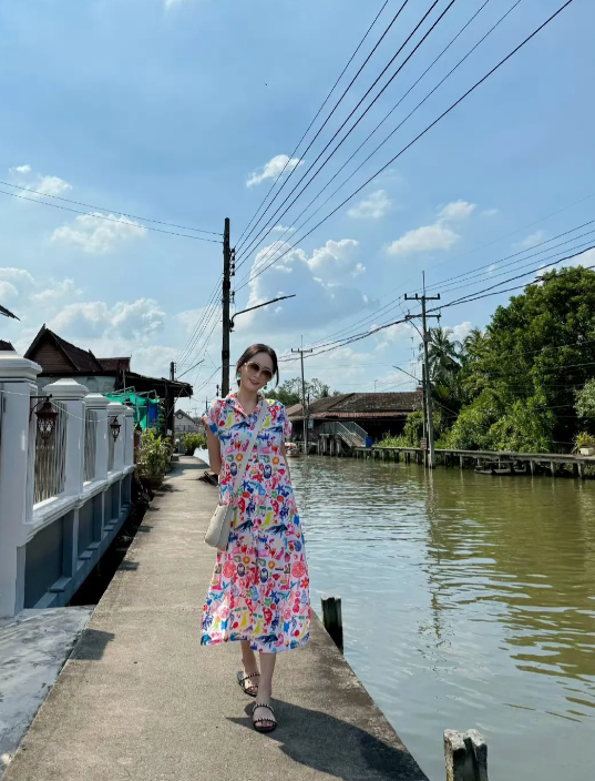 陈乔恩在泰国，自从她结婚以后就减少了工作，整天跟老公到处旅游整个人十分开心明媚状