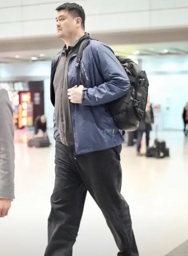 中国篮球的问题比中国足球问题大的多，中国足球搞不上去主要原因是因为基础太差，普及