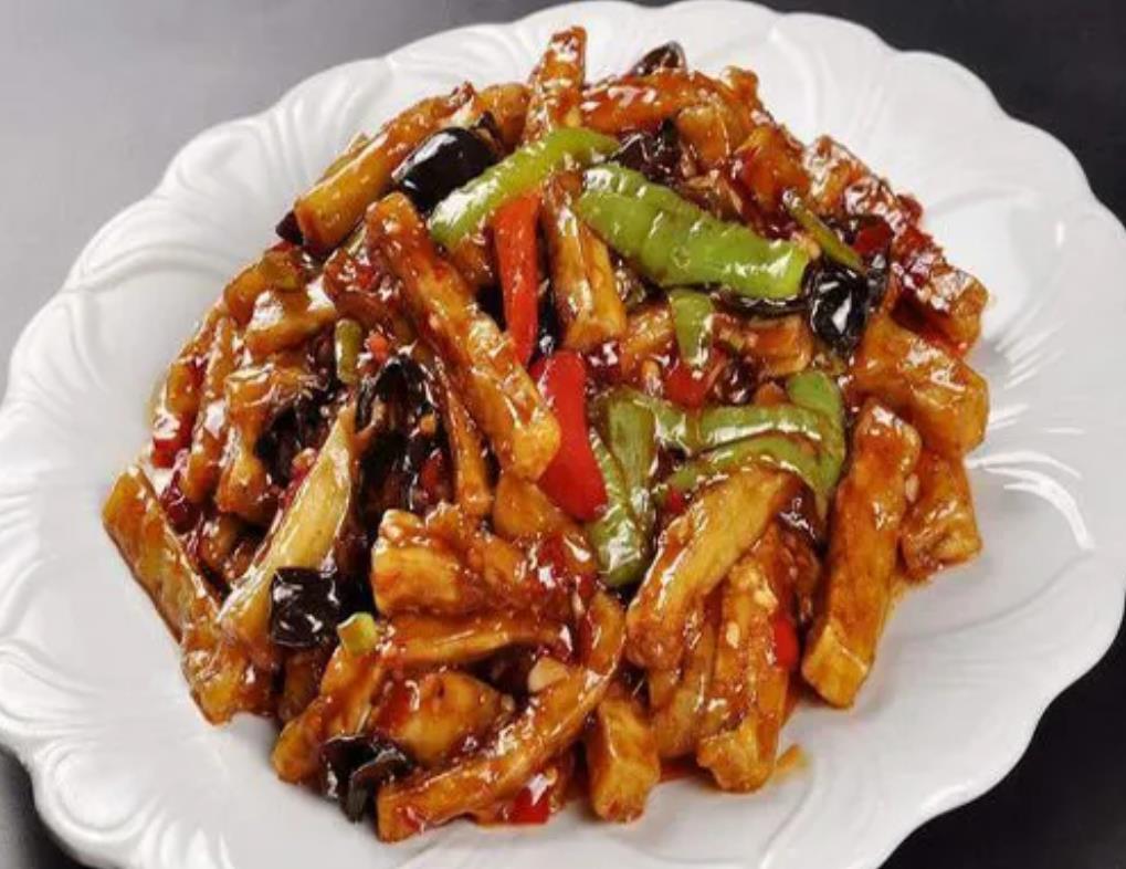 大无语！浙江杭州，女子在餐馆点了一份18元的鱼香茄子，结果端上桌后，女子却发现菜