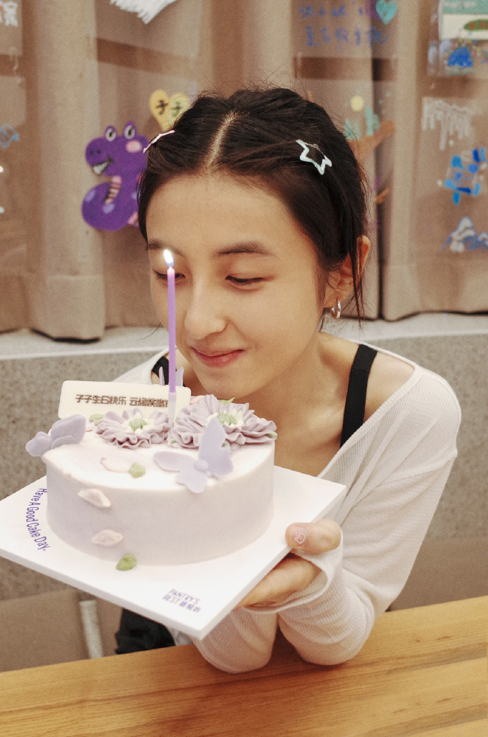 #张子枫23岁生日#这么多年过去，从前辈们交口称赞的童星，百花奖最佳新人，到华表