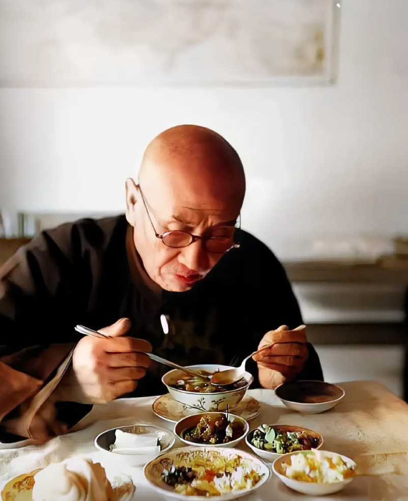 这是阎锡山晚年在台湾时早上用餐的画面，吃的十分简单，跟我们普通人吃的早餐没什么两