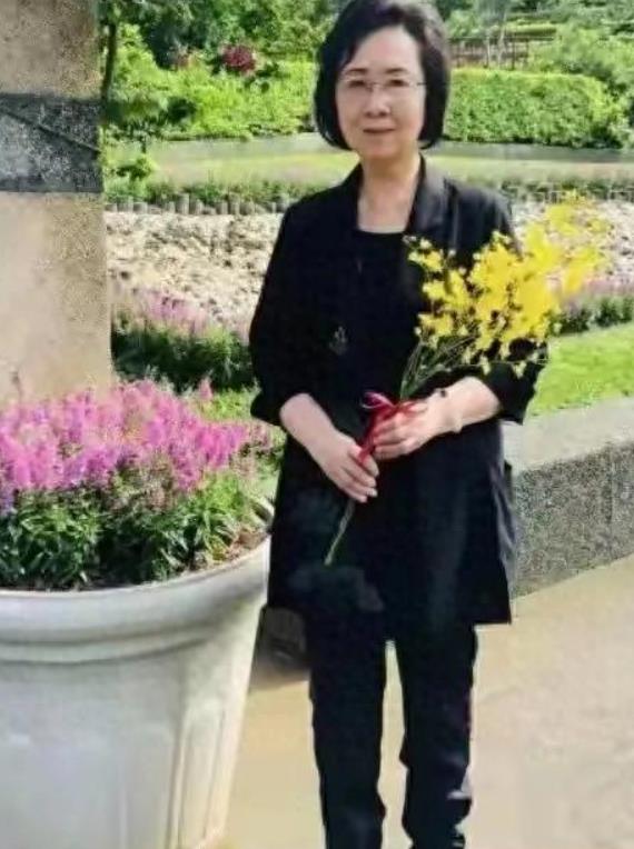 财产留给亲生子女，爱留给琼瑶。
 
这所谓的伟大的爱，吃空气喝空气吗？虽然琼瑶自
