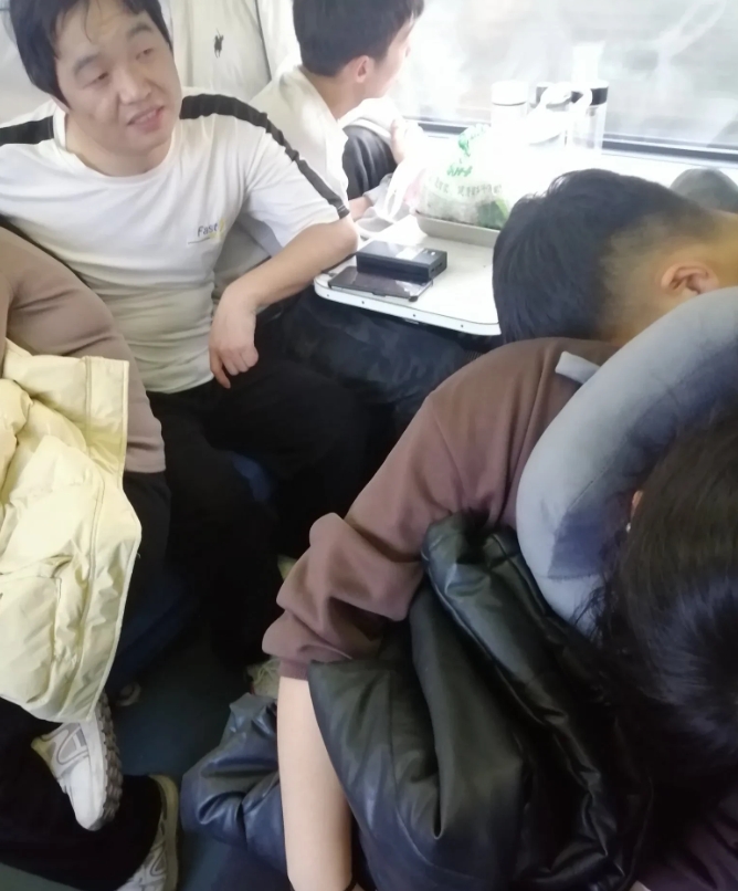 回家的人真多啊！坐绿皮火车真难受，谁让我穷呢！过道里都是人，车厢里味道真大，各种