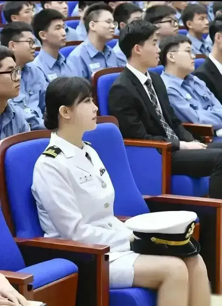漂亮的都没人敢挨着坐，怕气质压不住场