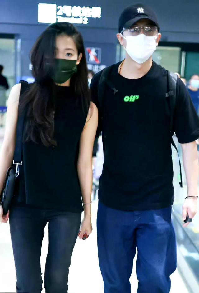 黄轩官宣,有种黄轩高嫁的感觉!网友:晓明看看人家女朋友多大方(黄轩公布恋情,神秘女友究竟是谁?)-第5张图片-九妖电影 黄轩官宣,有种黄轩高嫁的感觉!网友:晓明看看人家女朋友多大方(黄轩公布恋情,神秘女友究竟是谁?)-第5张图片-九妖电影