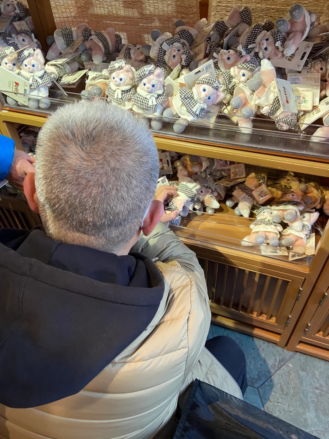 迪士尼什么时候变成牙叔阿姨的天下了
商店总能看到牙叔矫健的身影 上新什么弄的明明