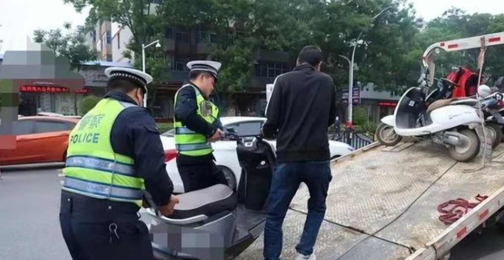 广东，广州。男子电瓶车被交警扣押，因男子没有购车票据被认定为是偷的，男子气愤不已