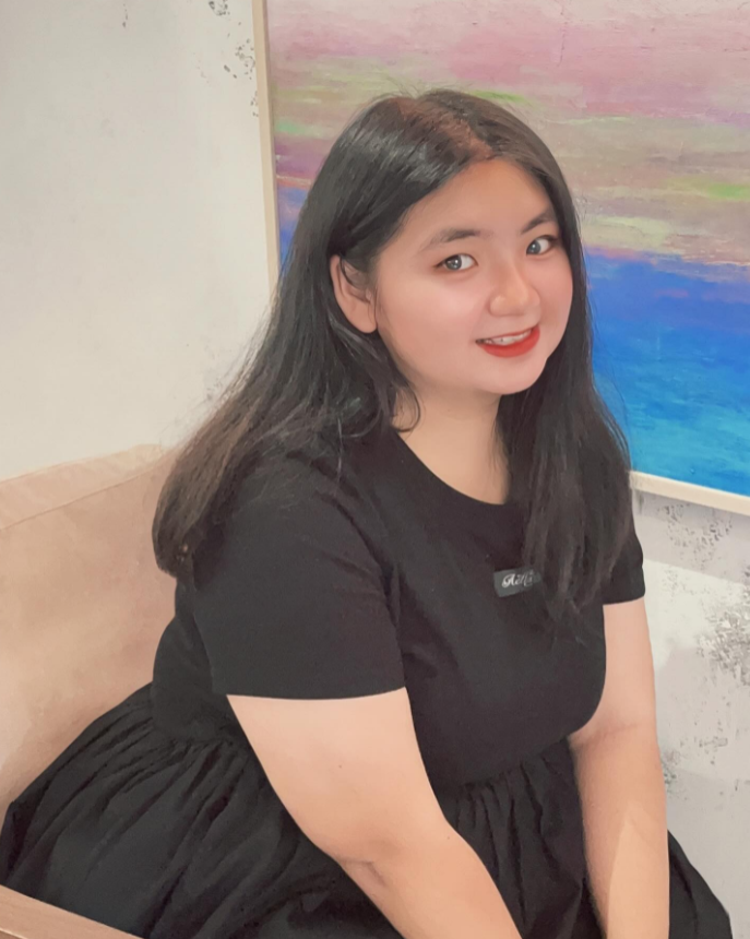 她就是香港影视女星胡慧中的女儿，现在已经长大成人，五官长得很像妈妈，只要稍微减一