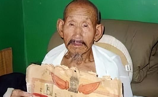 1994年，河南一老农欠钱不还，当法院找上门，揭开了老农隐瞒多年的真实身份。
1