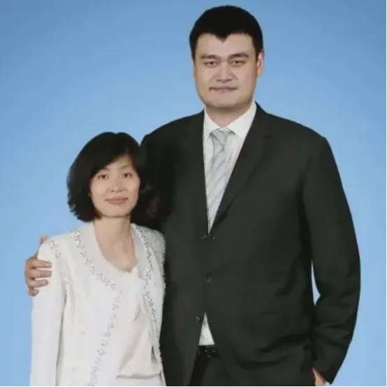 
2007年，曾有人问叶莉：“嫁给身高2米多”。嫁给一个巨人，是什么感觉？叶莉的
