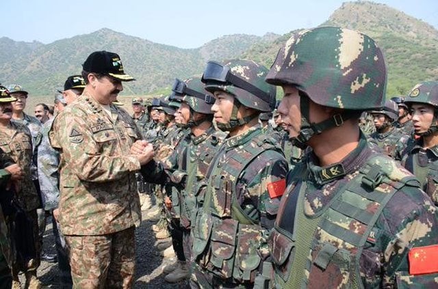 中巴联合反恐演习传来捷报：打死15个极端分子，整齐摆放后拍照