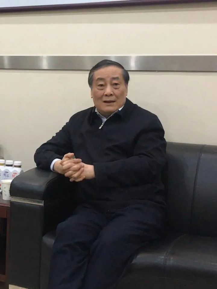 记得去年播出狂飙的时候，里面有给黑老大儿子祭奠一堆娃哈哈的镜头。有个采访问老爷子