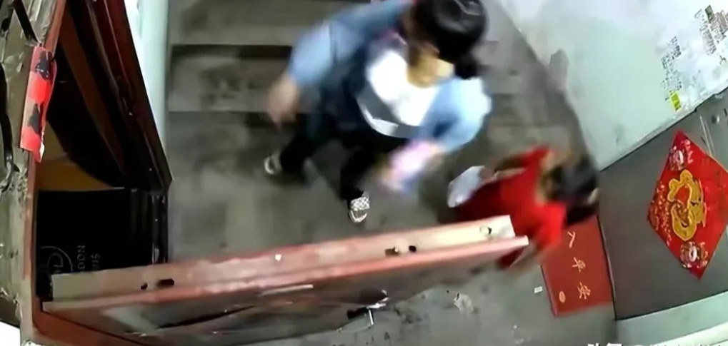 “还有强奸行为！”山东莱阳，一年轻妈妈和女儿正要回家时，突然从楼梯拐角处蹿出一男