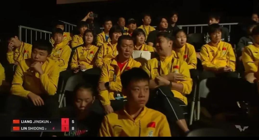 目前大比分林诗栋2-1领先！在梁靖崑第一局获胜之后他连扳两局！