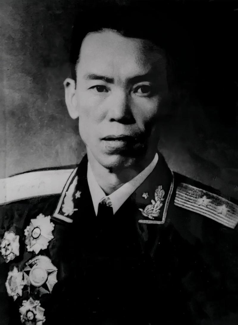 1946年的松花江上，一艘小船正靠近国民党新六军，几位士兵奉命侦查，刚开始他们以
