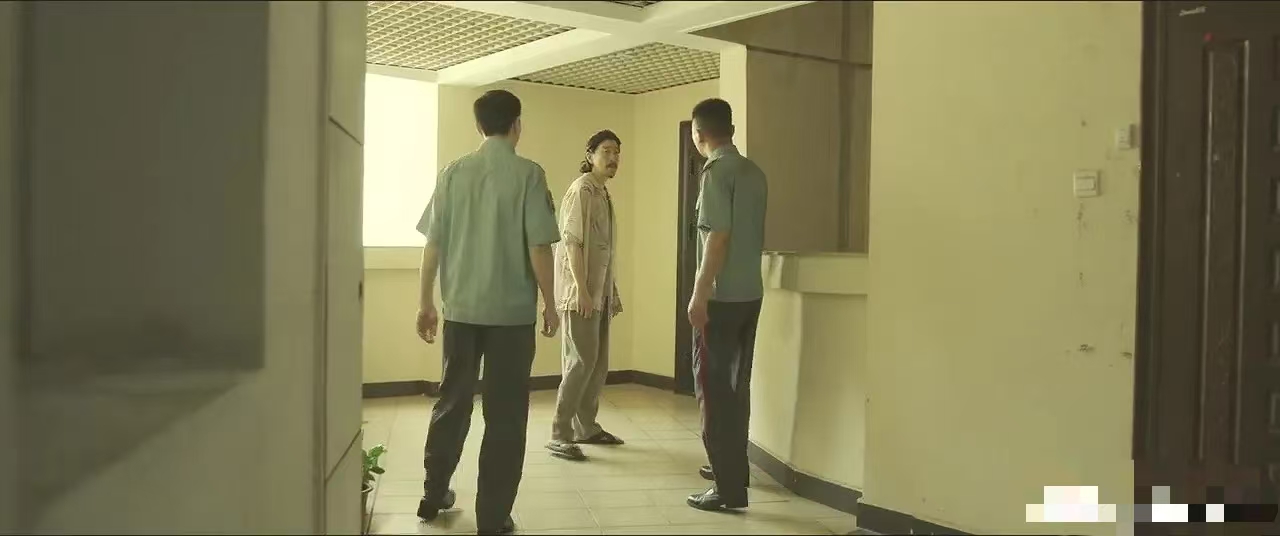 《漂白》当时保安在场的时候甄珍为何不开门当面求救，这说明甄珍当时还是非常冷静的