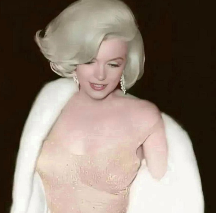 如果她当晚不穿戴得如此性感迷人，或许就不会让生命定格在36岁！玛丽莲梦露为了参加