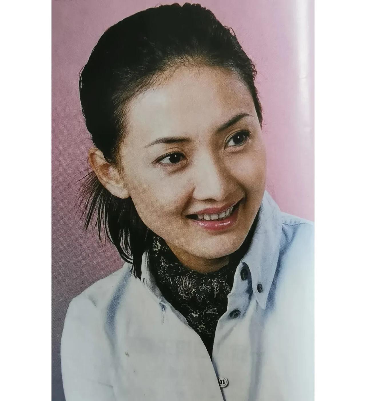 说实在的，牛莉年轻时那长相，真是没得说！大眼睛忽闪忽闪的，满满的灵动劲，笑起来嘴
