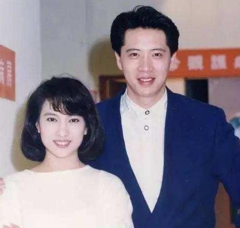 演员傅娟和欧阳龙恋爱十年都没领结婚证，直到她33岁那年怀孕，两人才步入了婚姻的殿