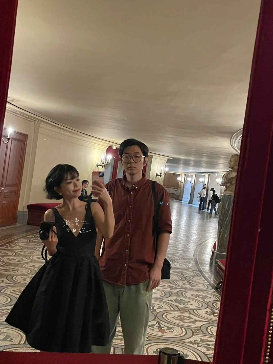 男朋友看起来快碎了
因为照片没拍好被我骂了一顿
后来和他拍照他就是这个表情：😑