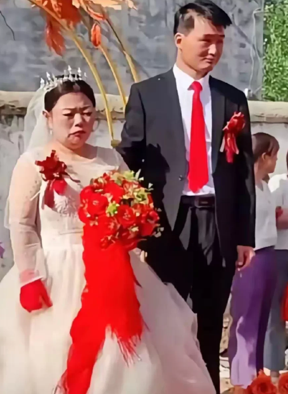 太委屈了！广西桂林，有一名男子因为家庭贫困，一直都娶不上媳妇，家人无奈之下，只好