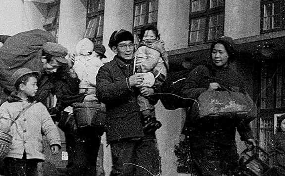 1980年，原北京军区参谋长返京，找有关部门反映问题。参谋长提出：“我刚刚返京，