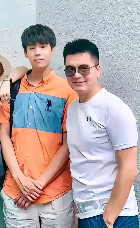 没有哪个儿子的颜值能超出父亲，第一对许亚军父子，许亚军是帅哥和不老男神的代表，但