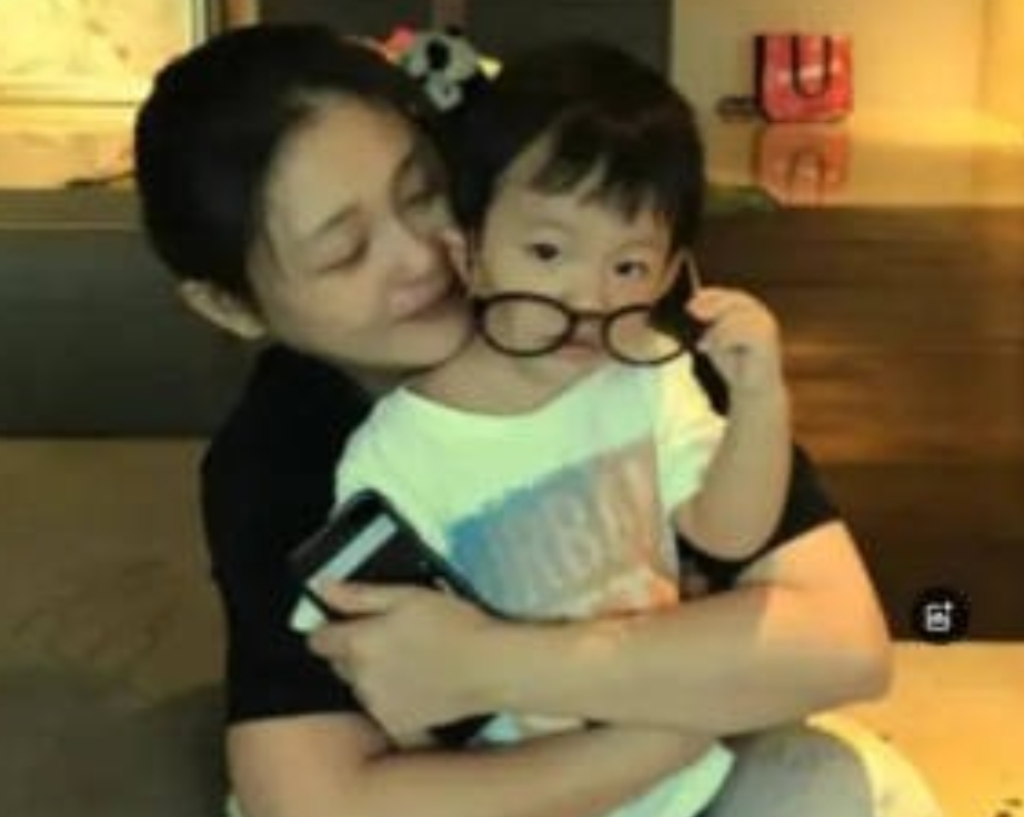 大S的离世本应是让人悲痛的事，可背后的状况却让人忍不住唏嘘。

大S妈妈对大S留