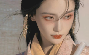 有一天皇上告诉我，他真正的爱人回来了，我这个替身必须让位， 他废我后位，将我的儿女逐出宫门。而我、