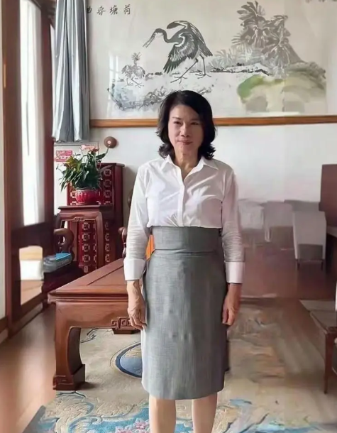 董明珠造型引关注，究竟是谁设计？众人好奇求解。