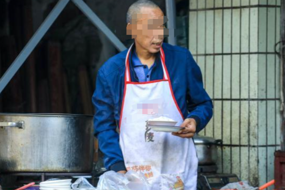 “16年社保钱打水漂！”浙江，一大爷在城里卖了半辈子早餐，因为担心养老，从16年