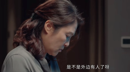 一女人跟妈妈说她老公没回家，妈妈鄙视地说:“是不是外边有人了啊？”女人生气了:“
