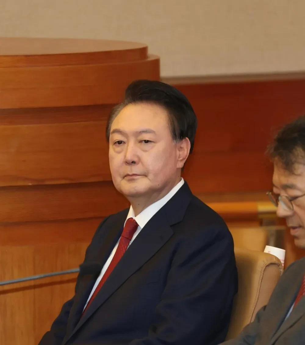 太震惊了！尹锡悦全盘甩锅给了前防长金龙显。韩国总统尹锡悦时隔40余天罕见在公开场