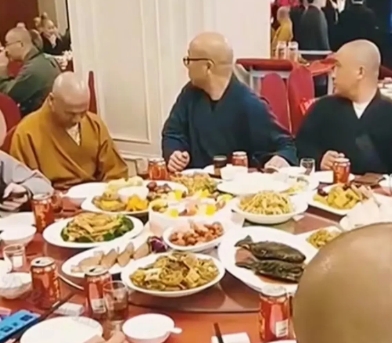 发现了没有，一个寺庙里这么多和尚吃饭，他们每天不用工作，也不需要种地，更加不用去
