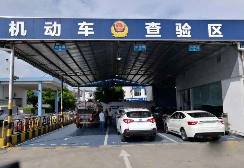 有人建议，将汽车年检工作交给各大有资质的修车厂。
难以理解这些人是怎么想的，这岂