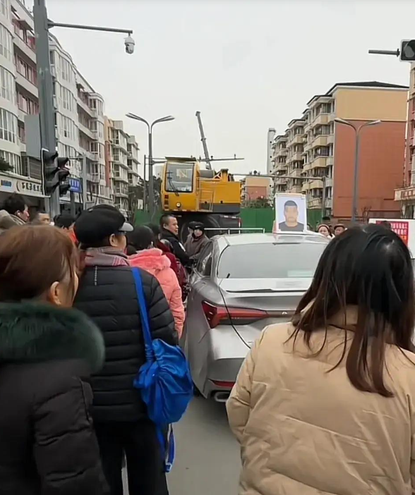成都水塔拆除悲剧后续：家属现场维权，遗照引人泪目