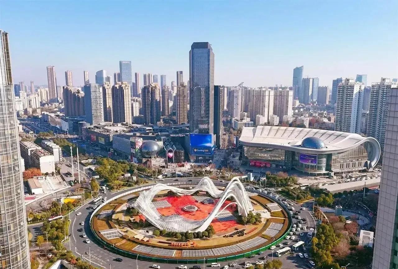 各大城市都在争抢通向未来世界的车票。
杭州已有7张：各大城市都在争抢通向未来世界