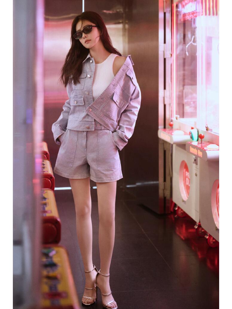 白鹿穿牛仔套装短裤