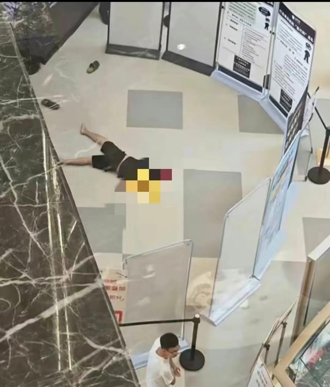 冲动是魔鬼。海南三亚免税城六楼，一男子陪妻子购物，两人一语不合，发生口角，男人性